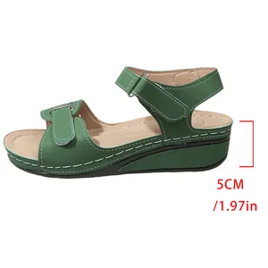 Dettaglio del sandalo vintage verde con zeppa e misura del tacco di 5 cm.