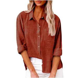 Detail van een terracotta katoen-linnen shirt met borstzak en zijsplit voor dames.