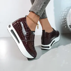 Eleganti sneaker platform bordeaux da donna con motivo coccodrillo e zeppa interna alta