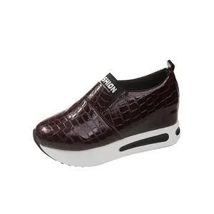 Detailansicht weinroter Damen-Sneaker mit Krokoprägung und Plateausohle
