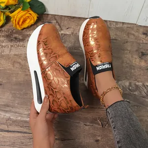 Dettaglio di sneaker con zeppa con stampa serpente e fascia elastica fashion