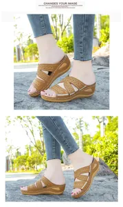 Vista lateral detallada de elegantes sandalias de cuña bordadas marrones para mujer afuera