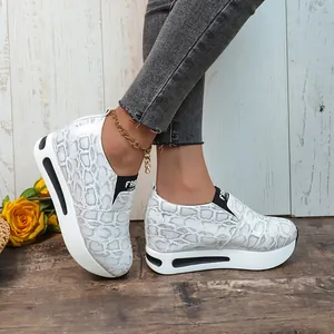Vista dettagliata delle sneaker platform da donna con motivo pitonato grigio e bianco.