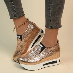 Damen Plateau-Sneaker in Roségold-Metallic mit Krokoprägung und bequemer Keilsohle.