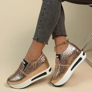 Detailaufnahme von Plateau-Sneakern für Damen in Roségold mit Krokoprägung und Keilabsatz