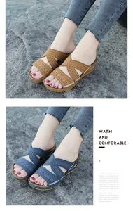 Vista detallada del bordado floral en las elegantes sandalias de cuña para mujer