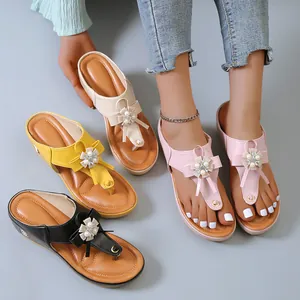 Chanclas con cuña para mujer con lazo de perlas decorativo en cuatro colores elegantes
