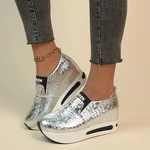 Modische Metallic-Silber-Plattform-Wedges-Sneaker mit Schlangenhaut-Struktur für Damen