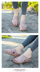 Vista lateral detallada de elegantes sandalias de cuña bordadas en rosa para mujer al aire libre.