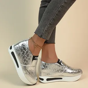 Detailansicht stilvoller silberner Wedge-Sneaker mit Krokostruktur und robuster Plateausohle