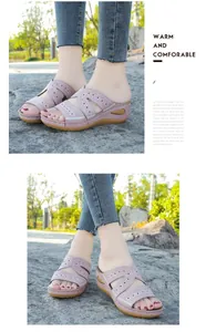 Vista detallada de sandalias de cuña bordadas en púrpura para mujer con suela PU cómoda