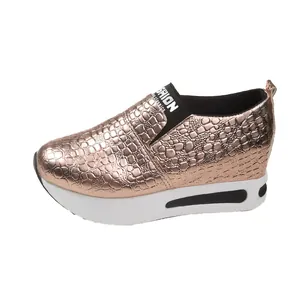 Seitenansicht der roségoldenen Slip-On-Sneaker mit Plateausohle und Krokoprägung.