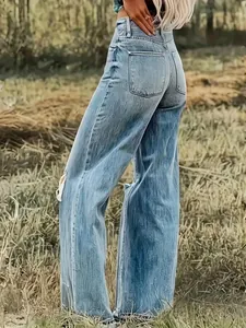 Seitenansicht der hellblauen, destroyed Wide-Leg-Jeans für Damen auf einer Wiese