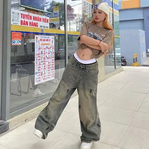 Modella che indossa jeans vintage a gamba larga in un ambiente urbano in stile street
