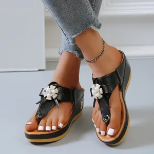 Elegantes sandalias de cuña negras para mujer con flor decorativa y perlas finas