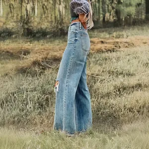 Detailansicht der Damen-Jeans mit hoher Taille und weitem Bein in Hellblau-Waschung