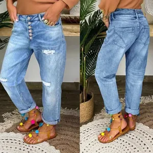 Vues avant et arrière d'un jean bleu délavé à jambe droite avec détails boutonnés