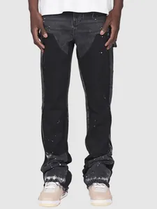 Gedetailleerd overzicht van de zwarte patchwork herenjeans met witte verfspetters