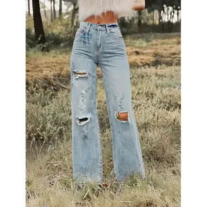Detailansicht der Destroyed-Effekte und des weiten Beins dieser hellblauen Jeans