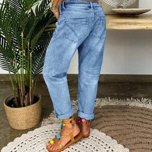 Vue détaillée d'un jean bleu délavé et ample pour femme avec un style bohème.