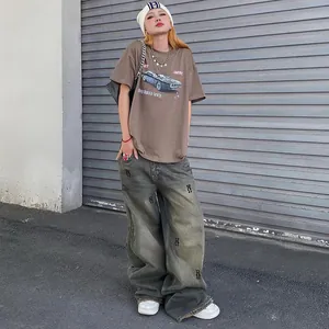 Dettaglio di jeans a gamba larga oversize in stile retrò americano per donna