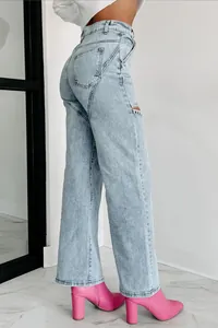 Jean denim droit à taille haute avec détail de découpe et chaîne en strass, vue latérale