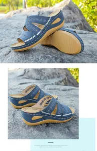 Vista detallada de sandalias de cuña bordadas azules con costuras blancas en contraste