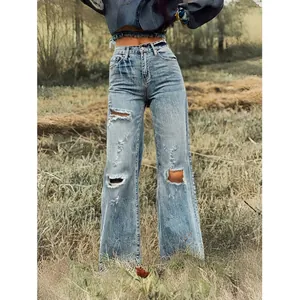 Detailansicht einer modischen, hellblauen High-Waist-Jeans mit Rissen und weitem Bein