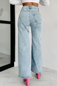 Vue détaillée de la coupe arrière et des coutures de ce jean taille haute clair.