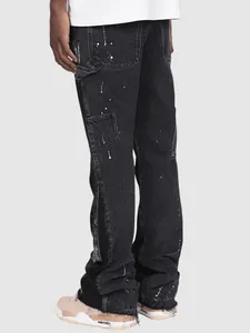 Zwarte heren denim cargo broek met verfspatten en een modieuze gelaagde uitlopende pijp