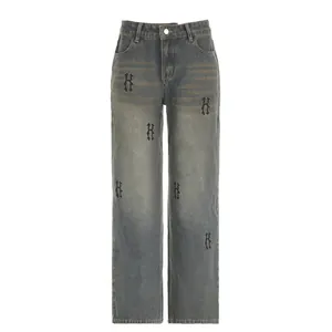 Vista completa di jeans retrò consumati a gamba larga con ricamo gotico nero K