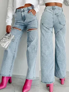 Vue détaillée du jean bleu clair taille haute avec découpes chaîne strass et couture cœur.