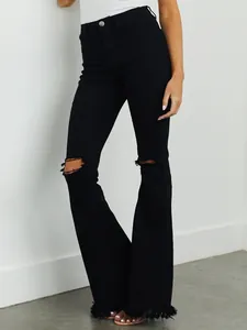 Detailansicht der schwarzen Schlagjeans mit Rissen und trendigem Fransen-Saum für Damen.