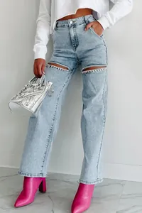 Détail de la décoration en chaîne argentée sur le jean taille haute effet vieilli