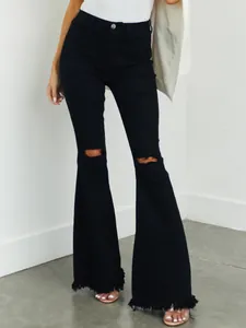 Schwarze Schlagjeans für Damen mit Knierissen und ausgefransten Quasten am Saum
