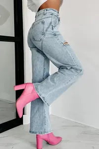 Vue latérale d'un jean taille haute droit avec détail ajouré et chaîne argentée tendance.