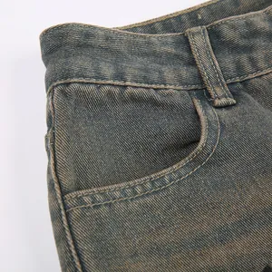 Vista macro della trama denim lavato vintage e del dettaglio tasca dei jeans
