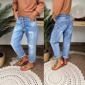 Jean en denim bleu vieilli pour femme, coupe droite et ample, vues avant et arrière