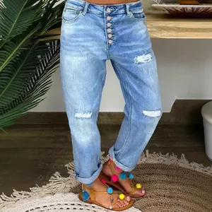 Jean bleu décontracté pour femme avec déchirures, jambe droite, boutonnière et ourlet