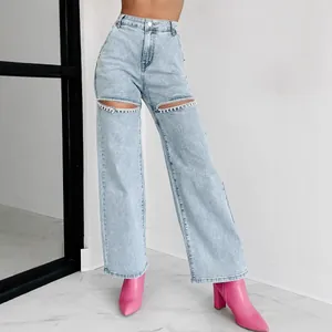 Jean droit taille haute tendance avec découpes à chaînes en strass en délavage clair.