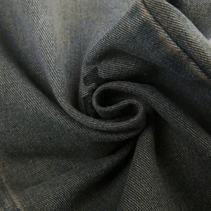 Vista macro ravvicinata del tessuto denim vintage con trama lavata marrone distintiva