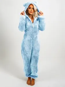 Vue complète d'une grenouillère douillette en peluche bleu clair avec oreilles d'ours.