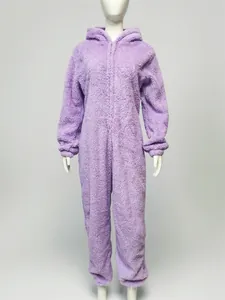 Combinaison en peluche lavande avec capuche, manches longues et fermeture éclair
