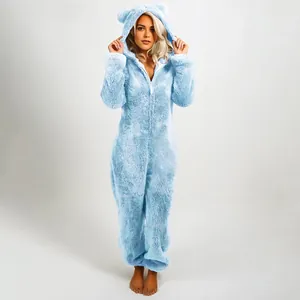 Vue détaillée d'une grenouillère à capuche bleu clair en peluche douce pour femmes