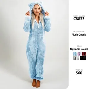Détail montrant la texture en peluche et les couleurs pour combinaison à capuche
