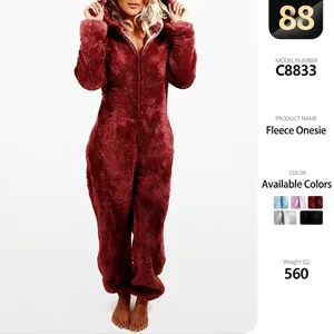 Détail d'un pyjama une pièce en peluche à capuche montrant sa texture douce et chaude