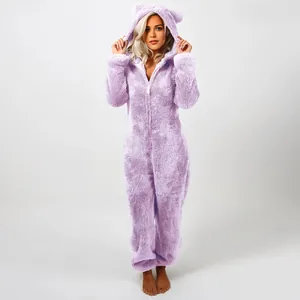 Combinaison en peluche lavande avec oreilles d'ours pour des tenues d'hiver cosy