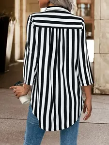 Elegante schwarz-weiß gestreifte Bluse mit geschwungenem Saum und Falten-Detail