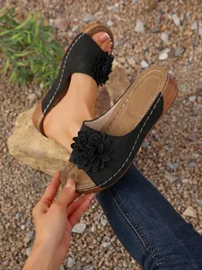 Sandales compensées en PU noir confortables avec fleur décorative et talon moyen