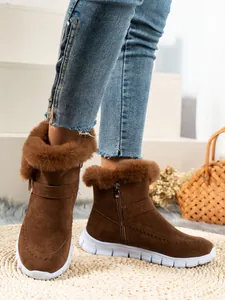 Vue détaillée de bottes de neige marron pour femmes avec fourrure chaude et fermeture éclair